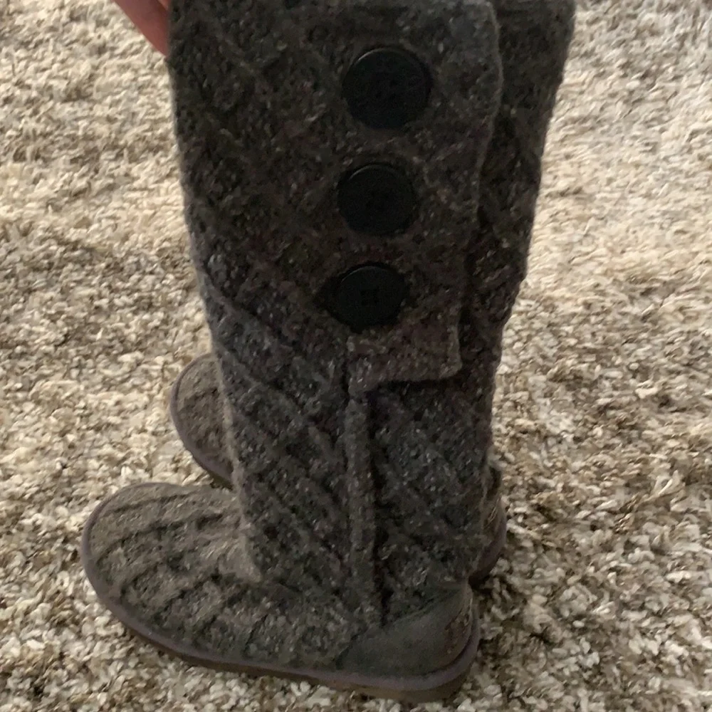 UGG gray lattice